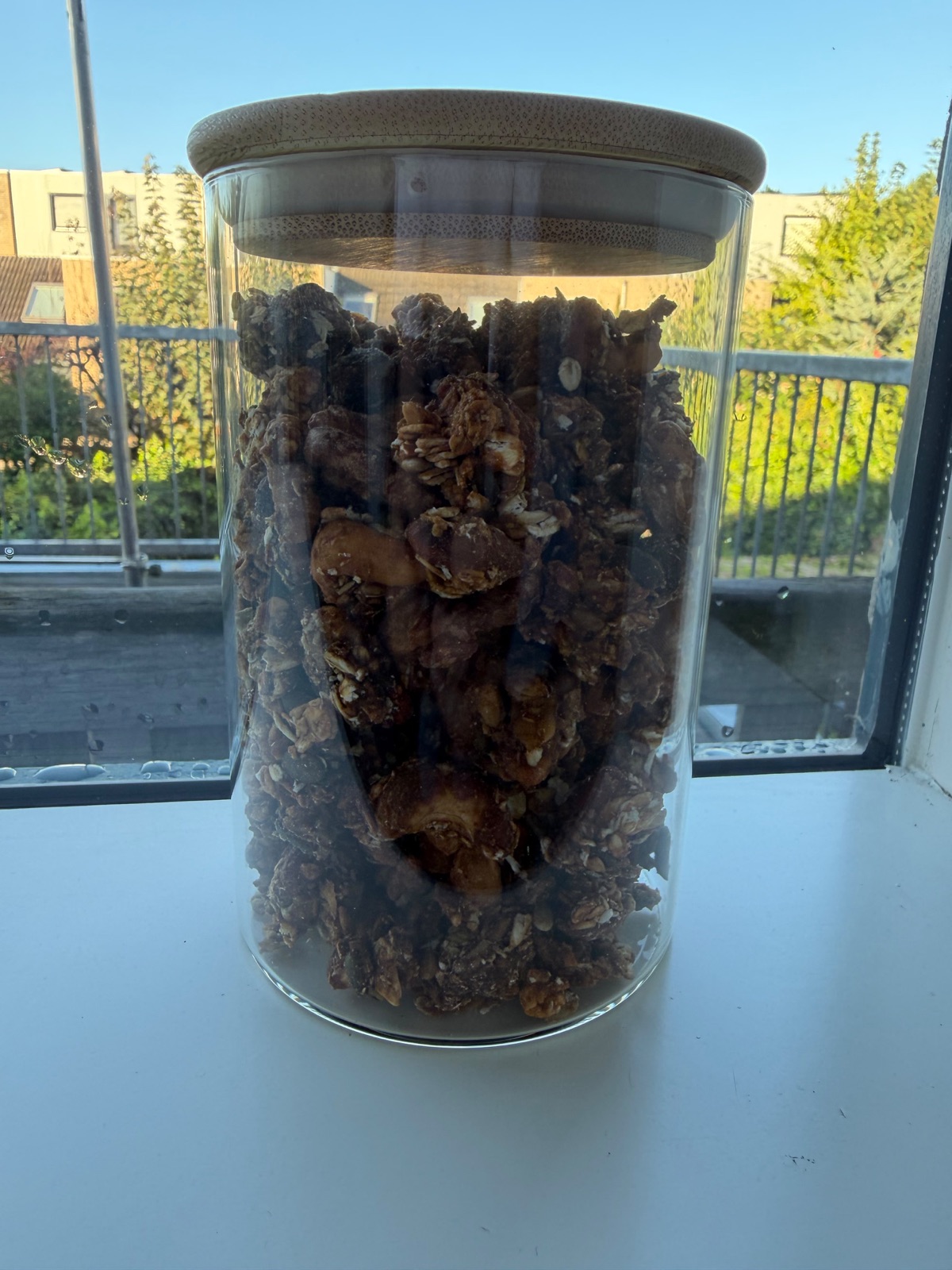 Glazen voorraadpot gevuld met verse granola