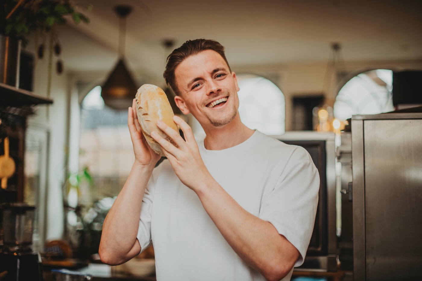 Daan met een vers gebakken brood