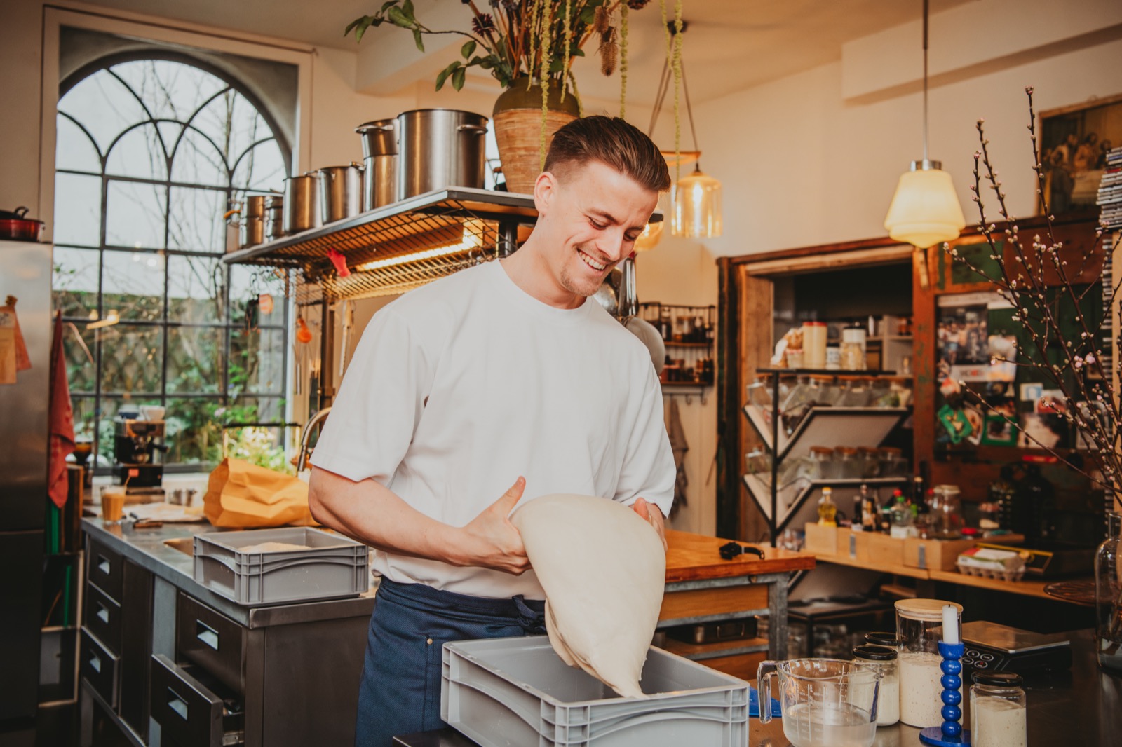Daan in de keuken met deeg