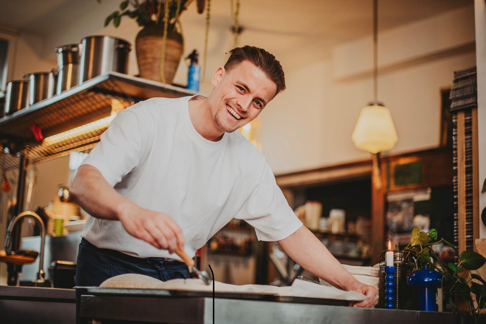 Daan in zijn keuken