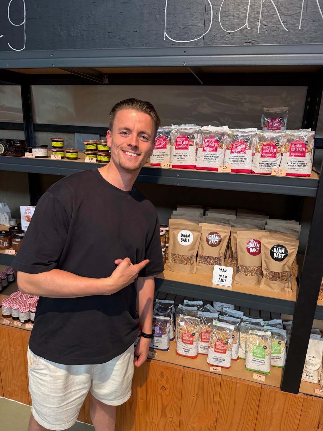 Daan wijst naar zijn granola in het schap van een winkel
