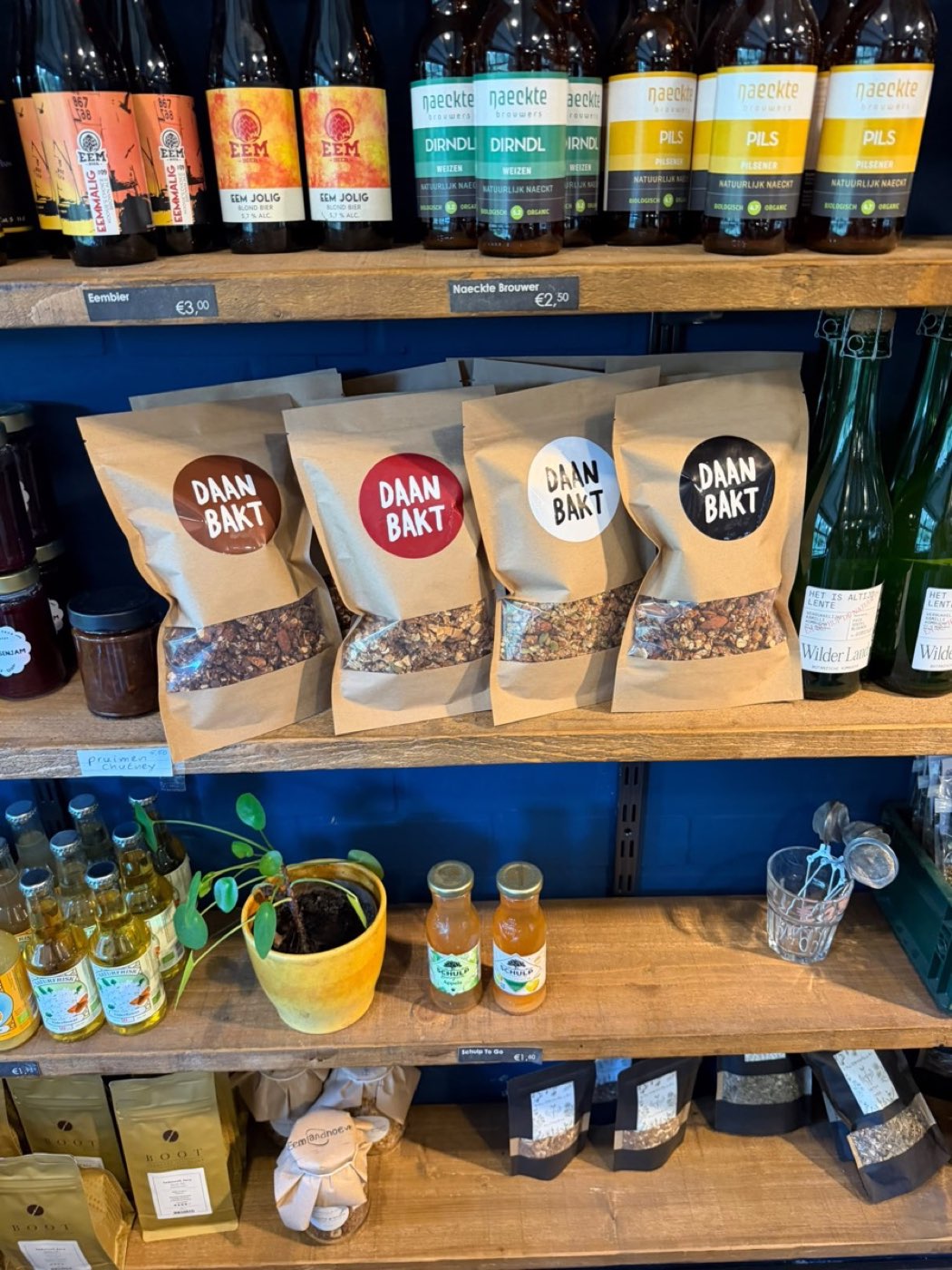 Daan Bakt granola in het schap bij Eemlandhoeve in Bunschoten