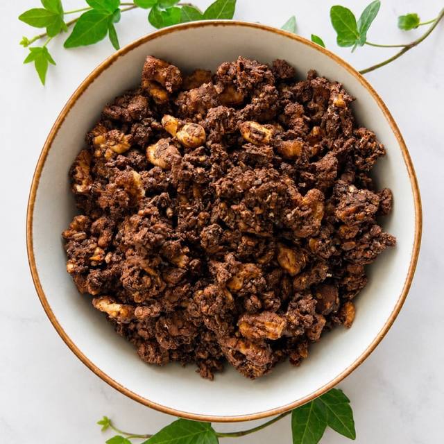Chocolade granola in een kom