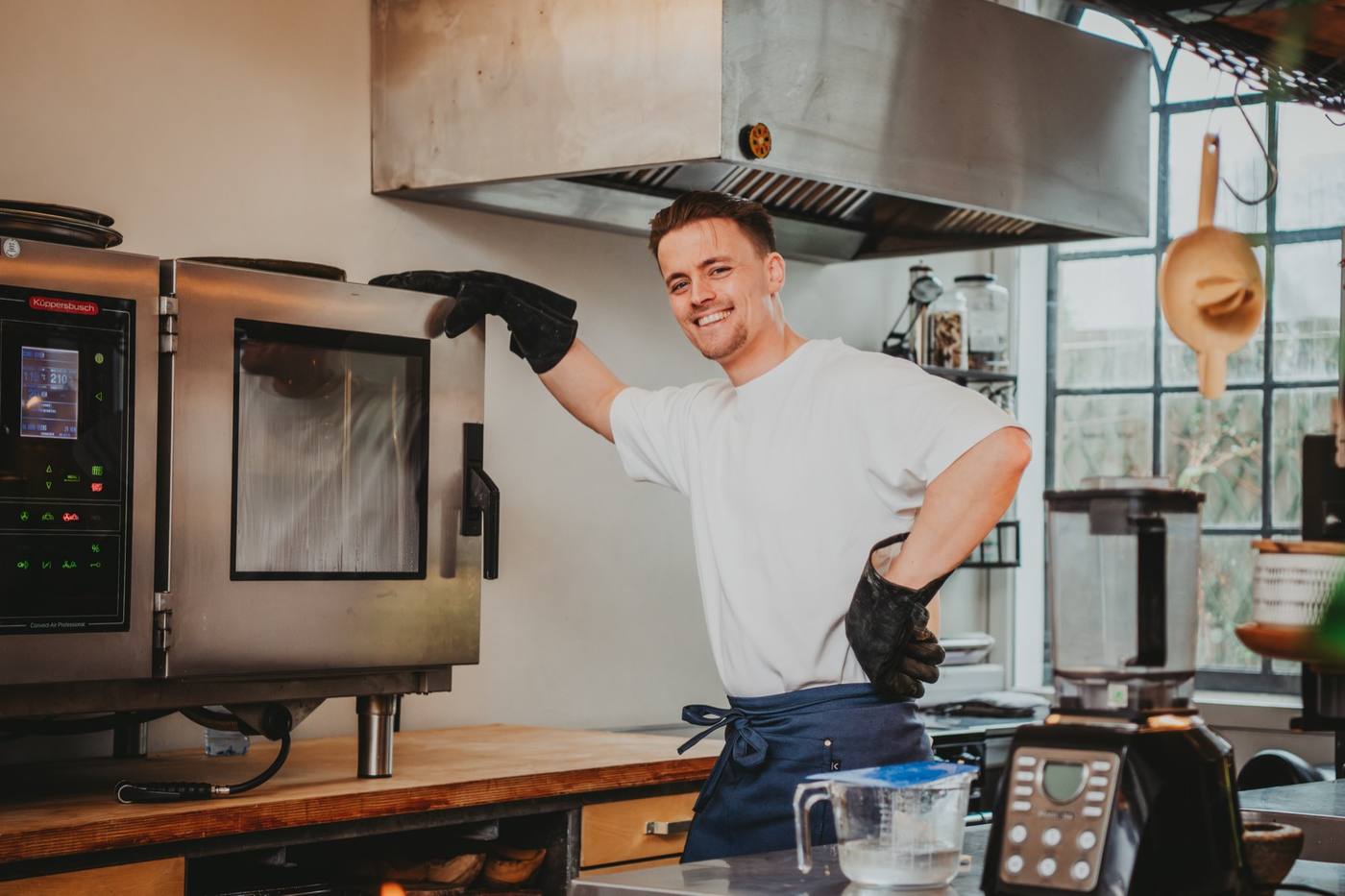 Daan in zijn keuken bij de oven