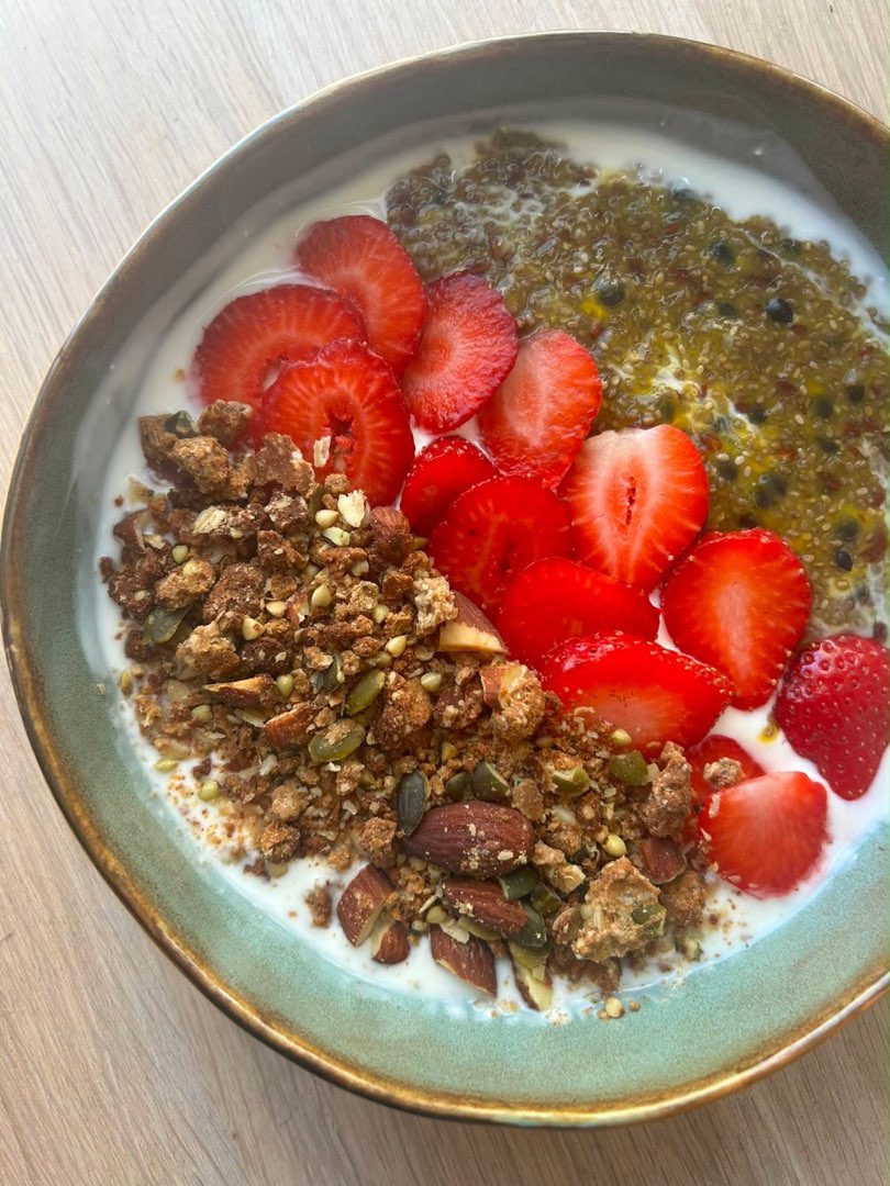 Yoghurtbowl met passievrucht-mango jelly, aardbeien en Daan's granola
