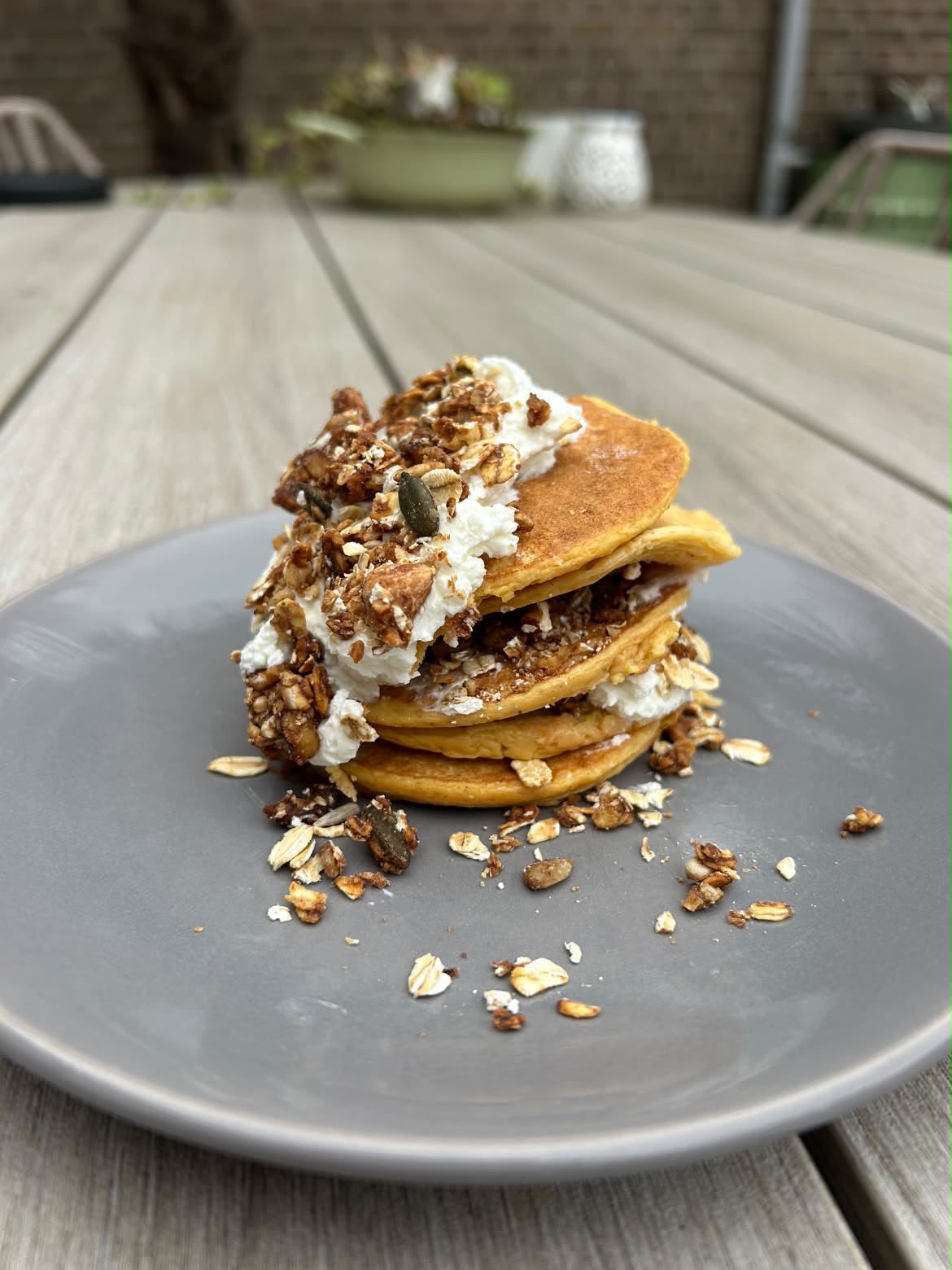 Stapel pompoenpannenkoekjes met kwark en Daan Bakt appel-kaneel granola