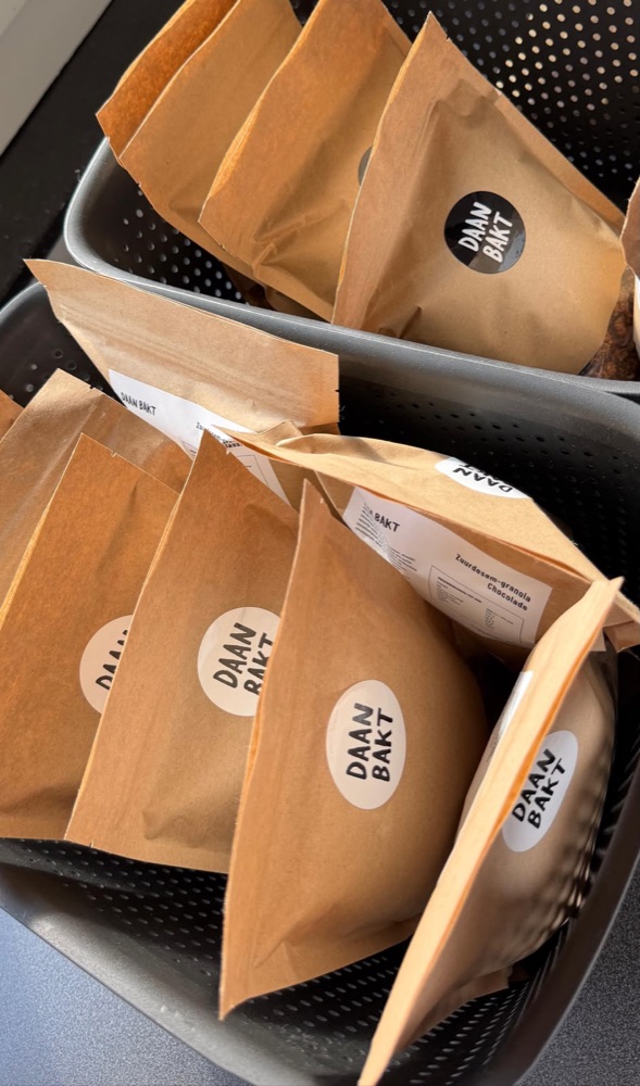 Daan Bakt granola-zakjes in bakken, waaronder Zuurdesem-granola Chocolade