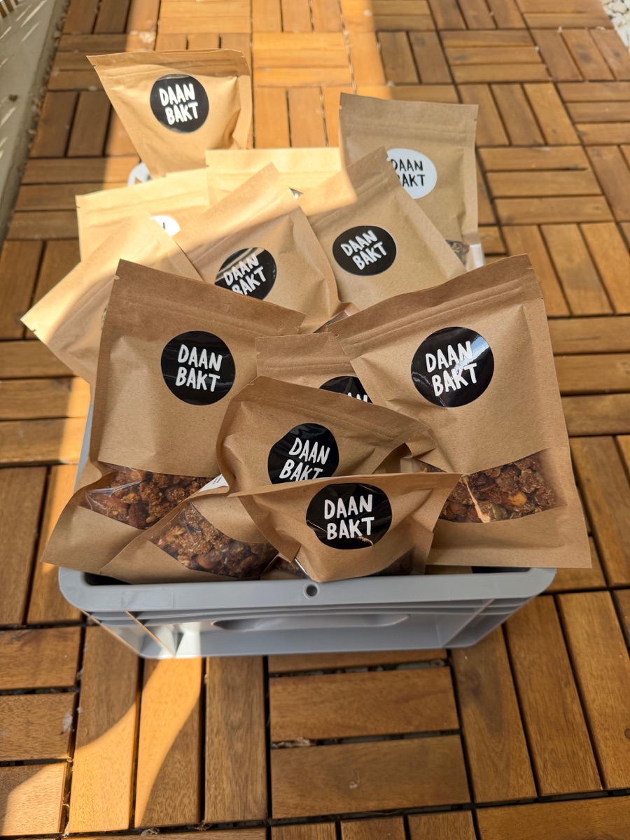 Daan Bakt granola-zakjes klaar voor verzending