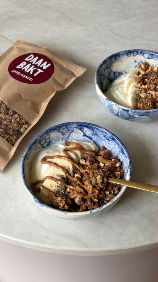 Yoghurtbowl met Daan Bakt appel-kaneel granola, gedeeld door aantafelbij.jannie