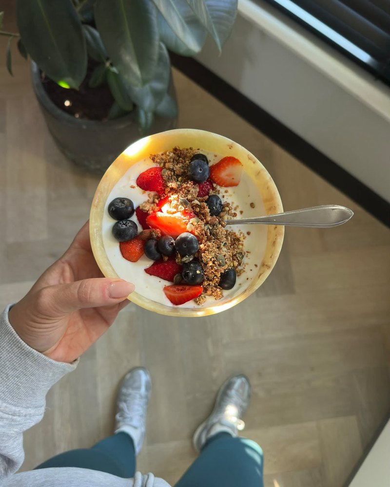 Yoghurtbowl met Daan Bakt granola, aardbeien en bosbessen, gedeeld door foodbymarloes