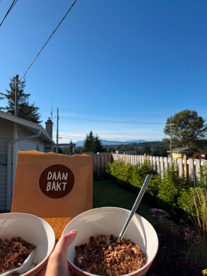 Twee bowls Daan Bakt granola in de zon, gedeeld door jvdith.r
