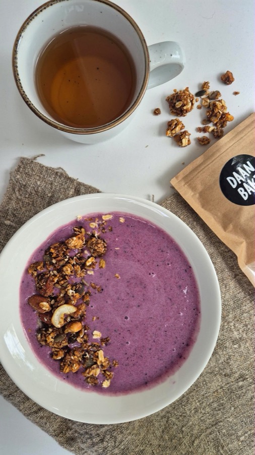 Smoothiebowl met Daan Bakt granola en thee, gedeeld door metmemilifestyle