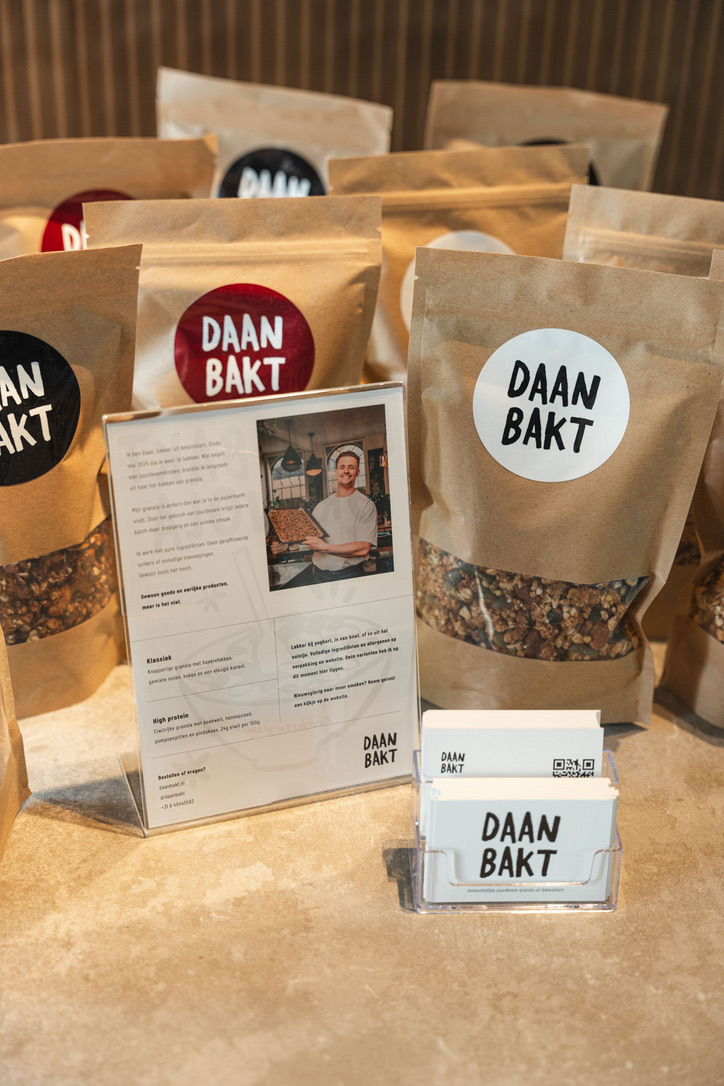Daan Bakt granola met infokaart en visitekaartjes op een toonbank op kantoor